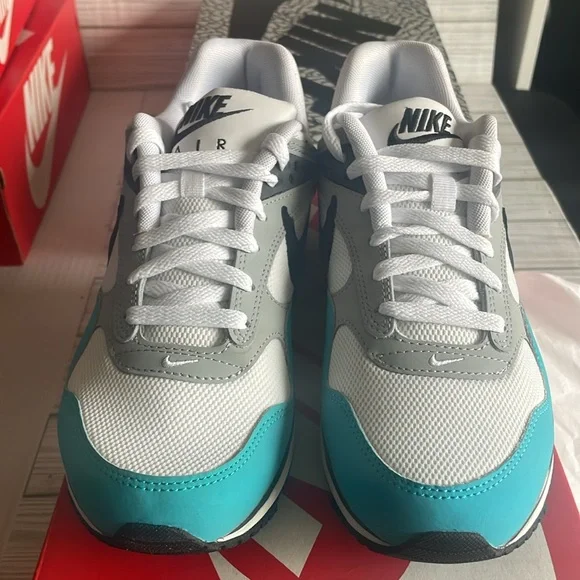 Women’s Nike - Picture 8 of 9